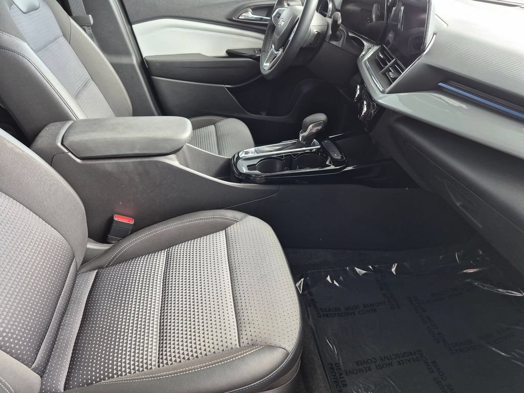 Used 2025 Chevrolet Trax LT w/ LT Convenience Package FWD image 30