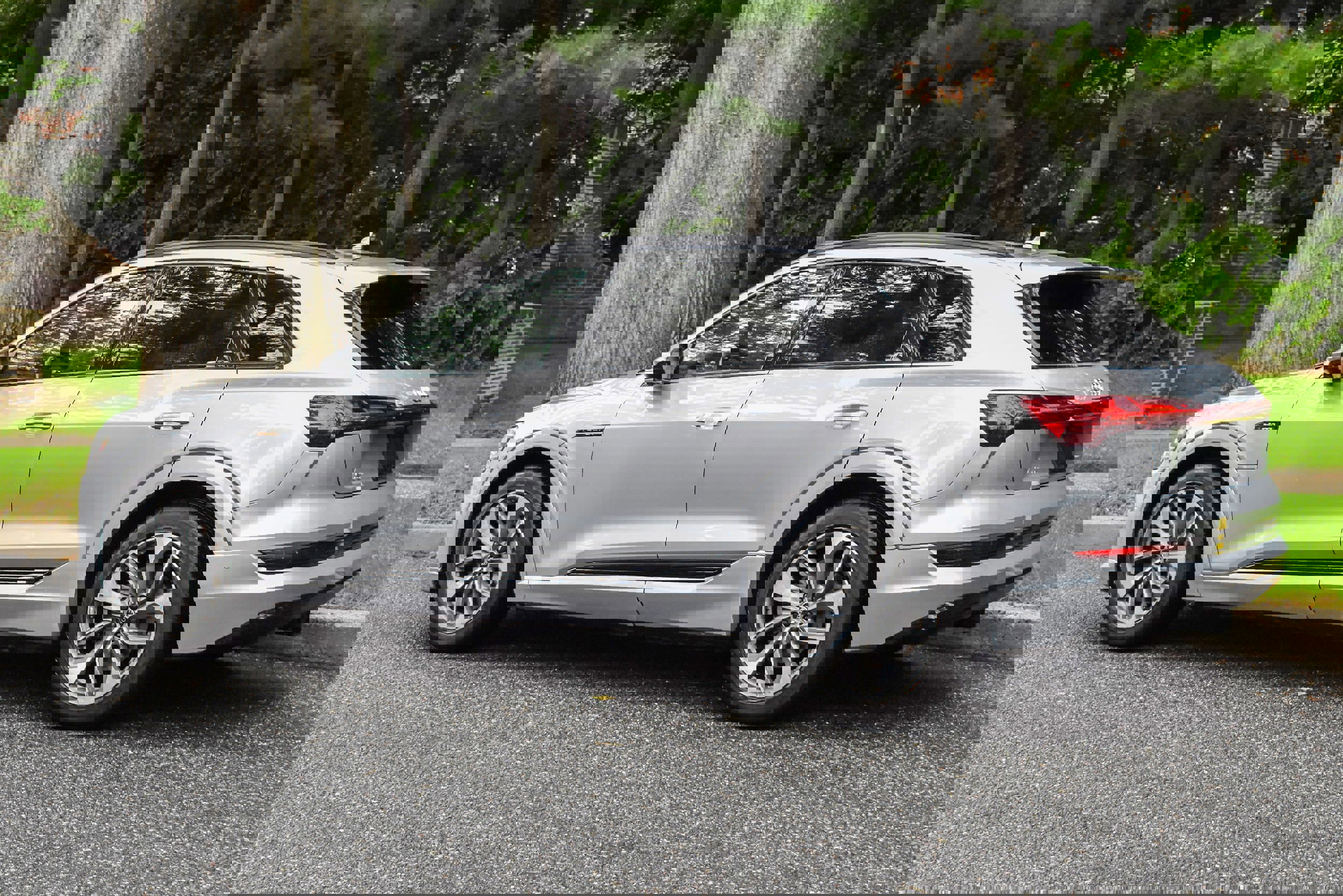 Used 2021 Audi e-tron Premium Plus w/ Premium Plus Package image 5