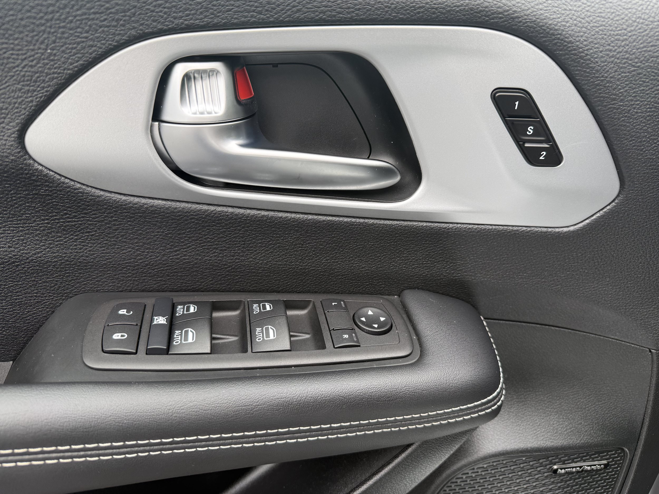 Used 2025 Chrysler Pacifica Select FWD image 18