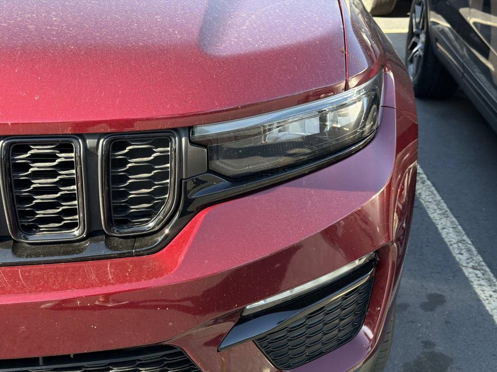 Used 2023 Jeep Grand Cherokee Limited w/ Black Appearance Package image 6