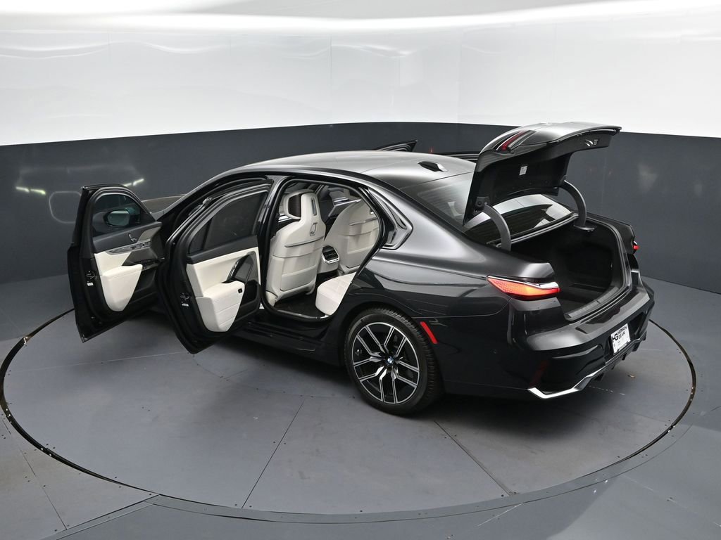 Used 2023 BMW 740i image 2