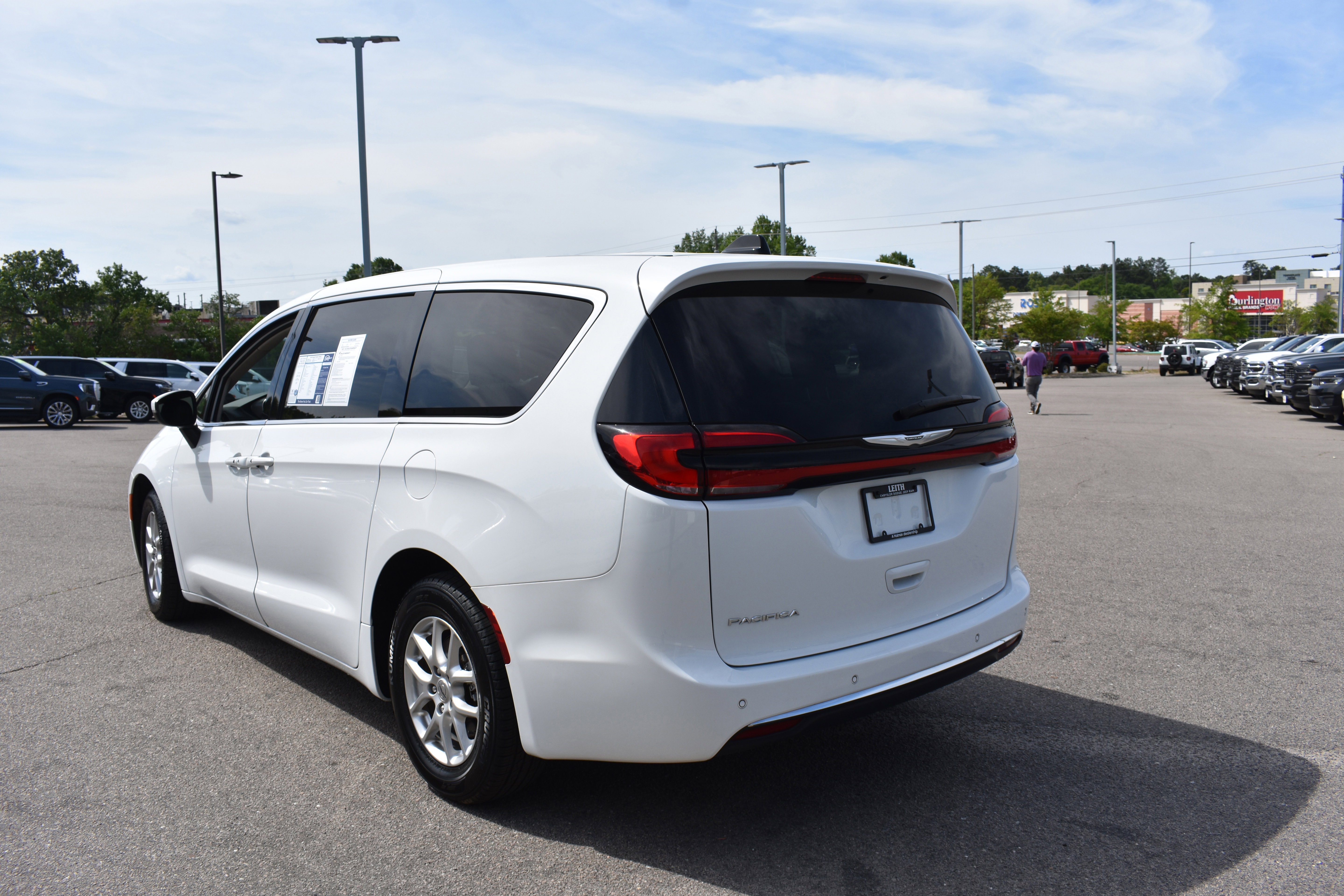 Used 2023 Chrysler Pacifica Touring-L image 7