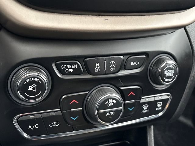 Used 2017 Jeep Cherokee Limited image 16