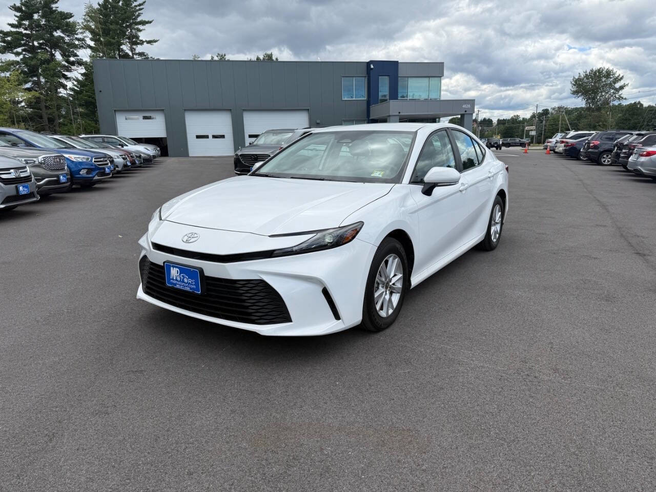 Used 2025 Toyota Camry LE image 2