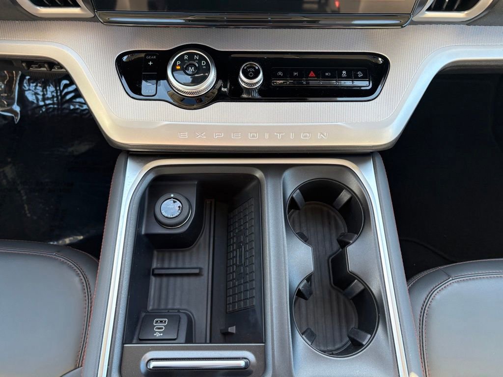 Certified 2025 Ford Expedition Active image 36