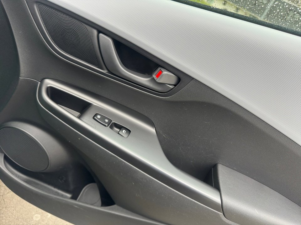 Used 2018 Hyundai Kona SE image 35