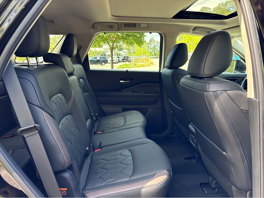 New 2026 Nissan Pathfinder Platinum FWD image 12