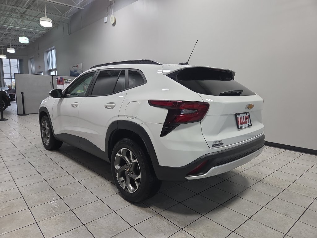 Used 2025 Chevrolet Trax LT w/ LT Convenience Package FWD image 9