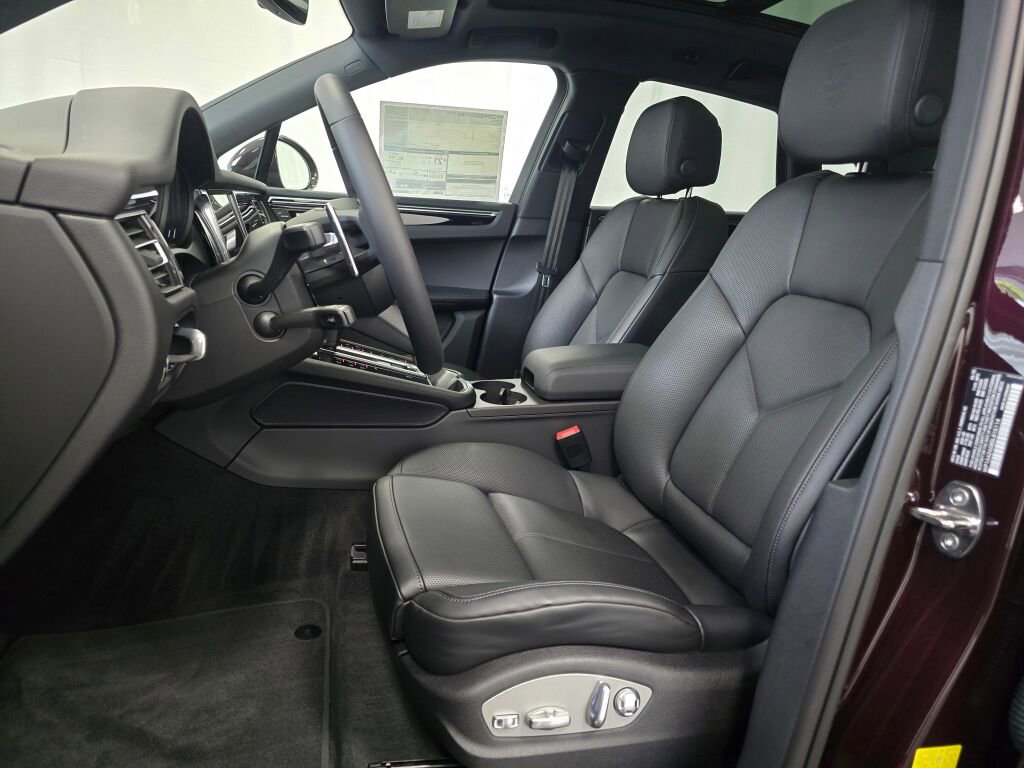 New 2025 Porsche Macan image 5