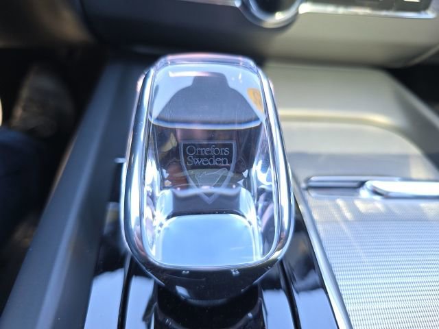 Certified 2025 Volvo XC60 B5 Ultra image 37