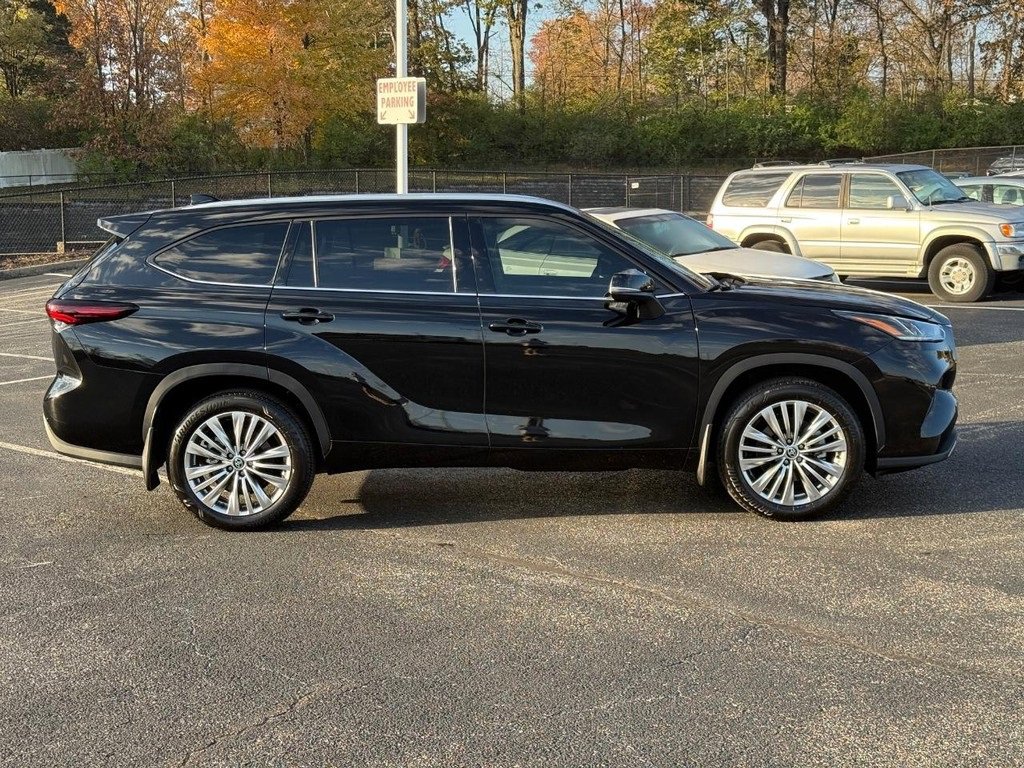 Certified 2025 Toyota Highlander Platinum image 2