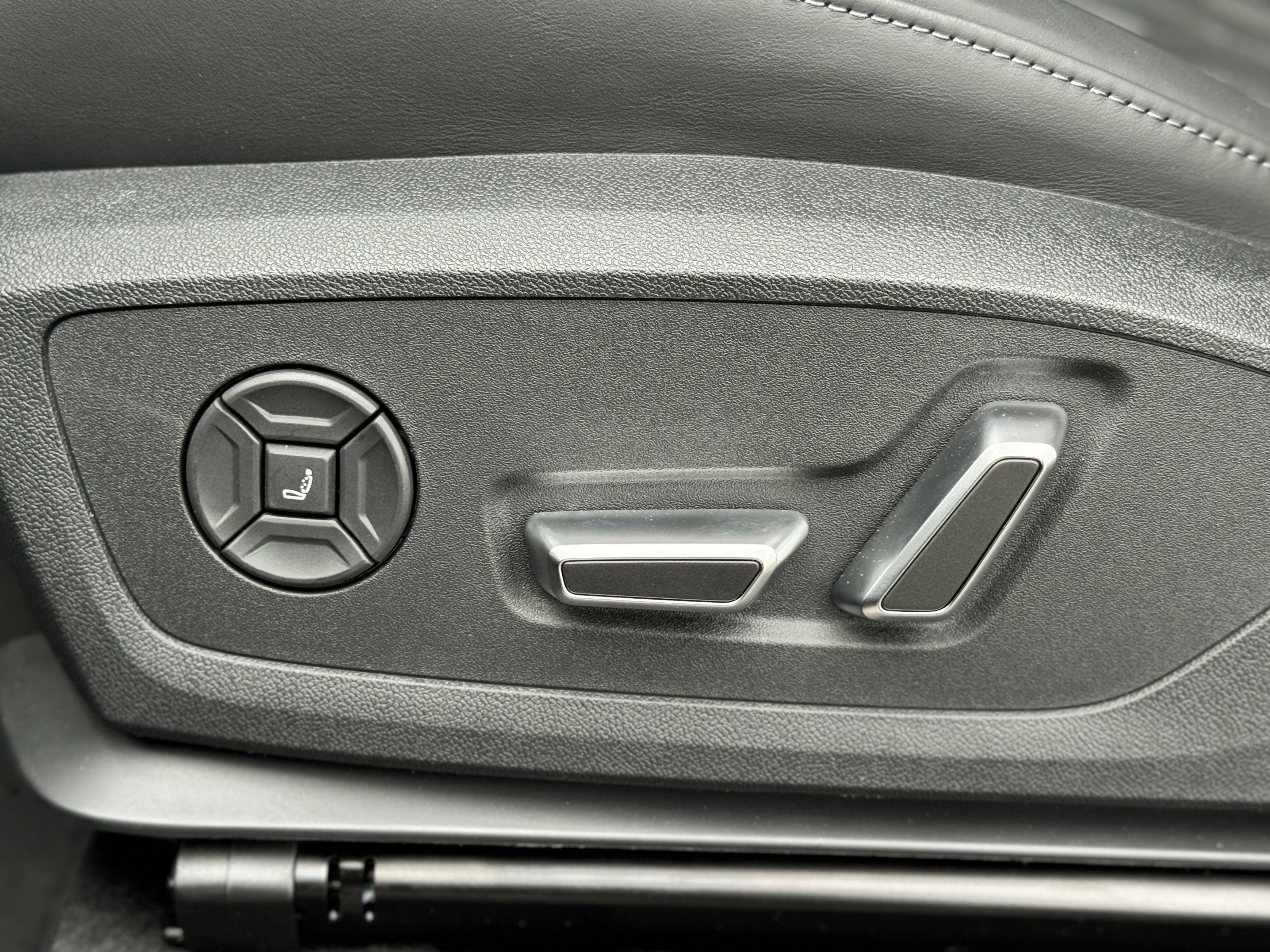 New 2025 Audi SQ6 e-tron Premium Plus image 16