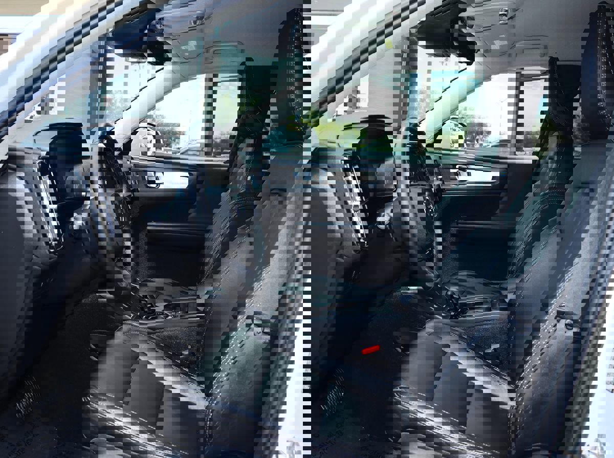 Used 2022 Volvo XC40 T4 Momentum image 32