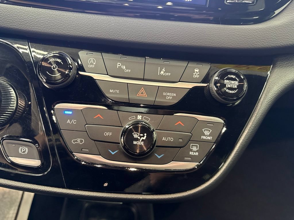 Used 2026 Chrysler Pacifica Select FWD image 35