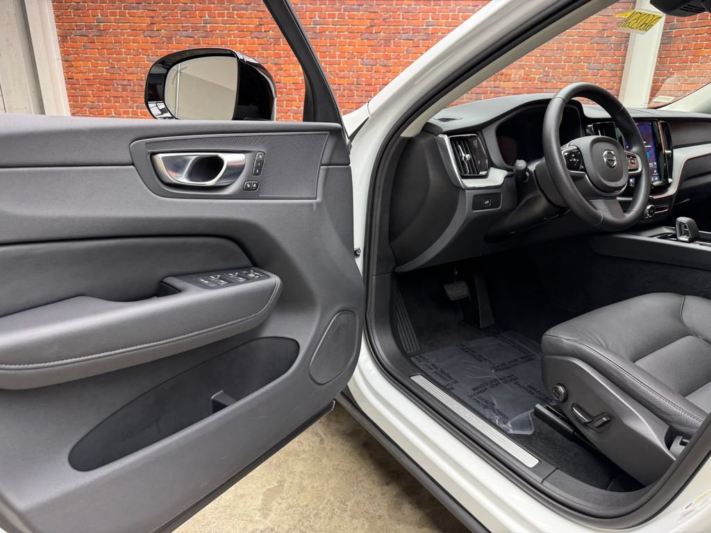 Used 2025 Volvo XC60 B5 Plus AWD/4WD image 10