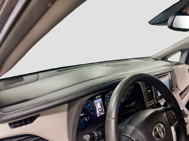 Used 2018 Toyota Sienna XLE w/ XLE Navigation Package FWD image 9
