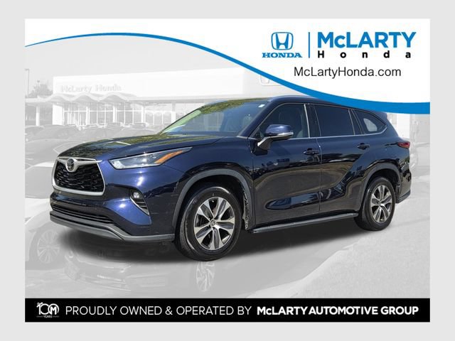 Used 2021 Toyota Highlander XLE FWD image 1