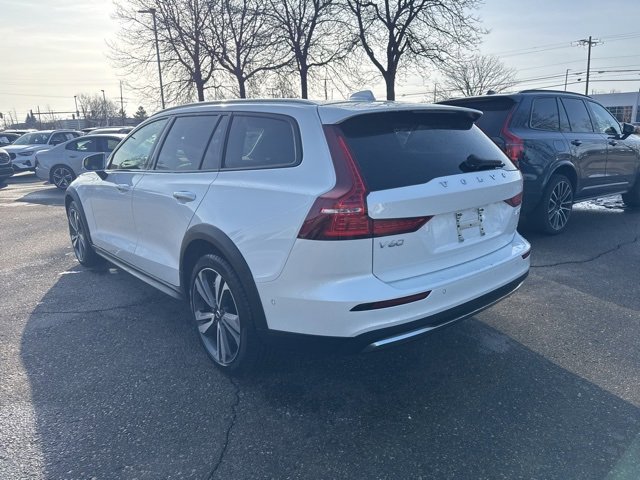 Used 2025 Volvo V60 B5 Cross Country Plus image 5