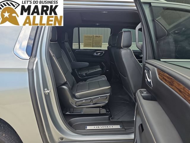 Used 2023 Chevrolet Suburban Premier w/ Premium Package 2 AWD/4WD image 28