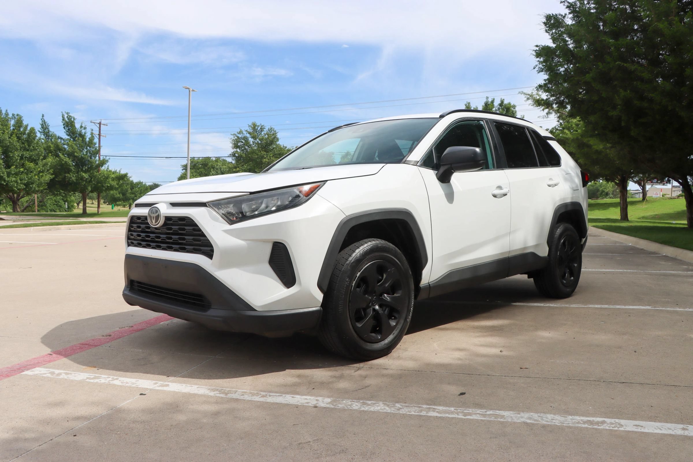 Used 2019 Toyota RAV4 LE FWD image 3