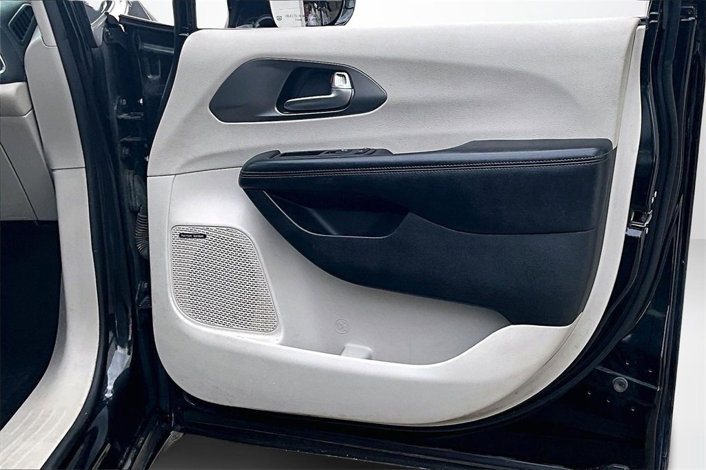 Used 2019 Chrysler Pacifica Limited w/ Tire & Wheel Group image 26