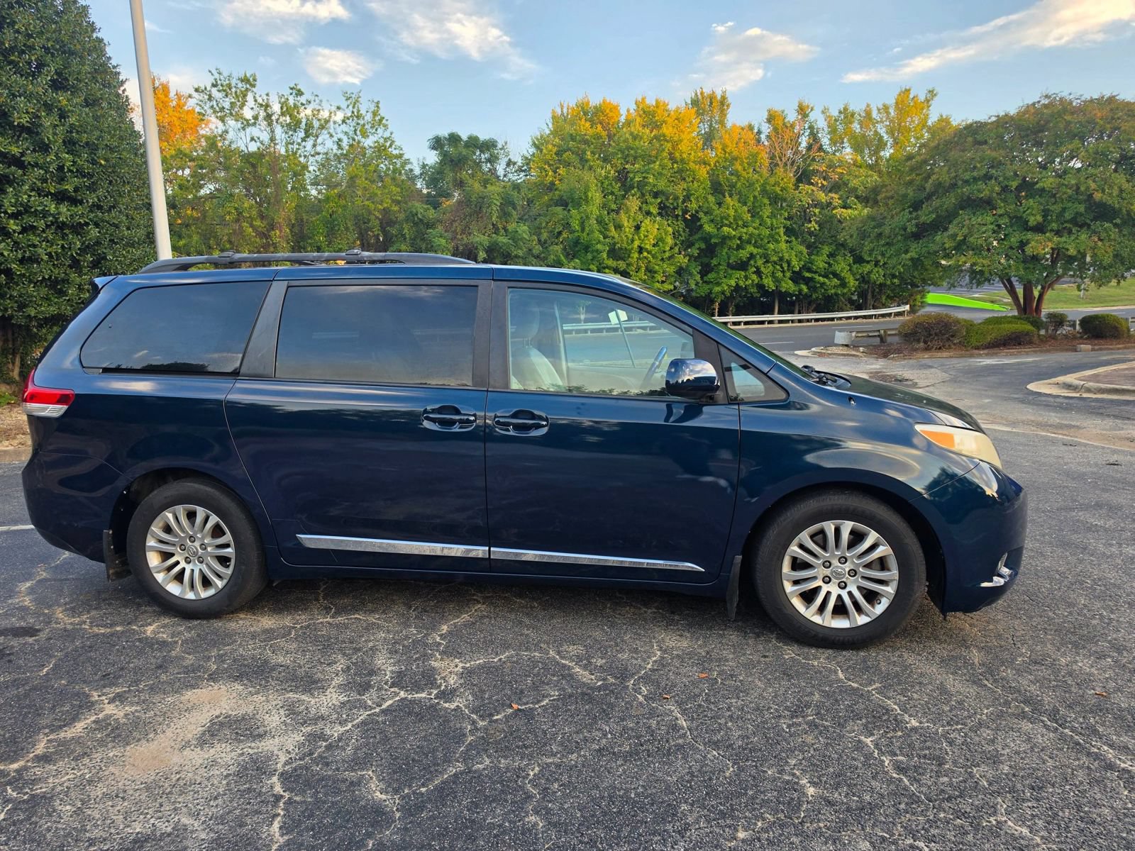 Used 2012 Toyota Sienna XLE FWD image 4