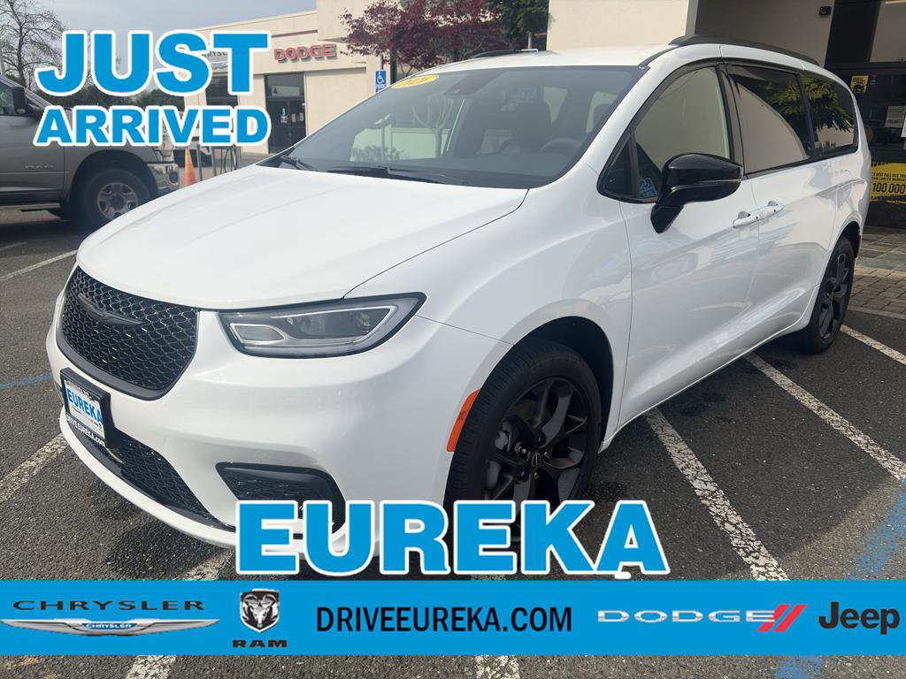 New 2026 Chrysler Pacifica Select w/ S Appearance Package