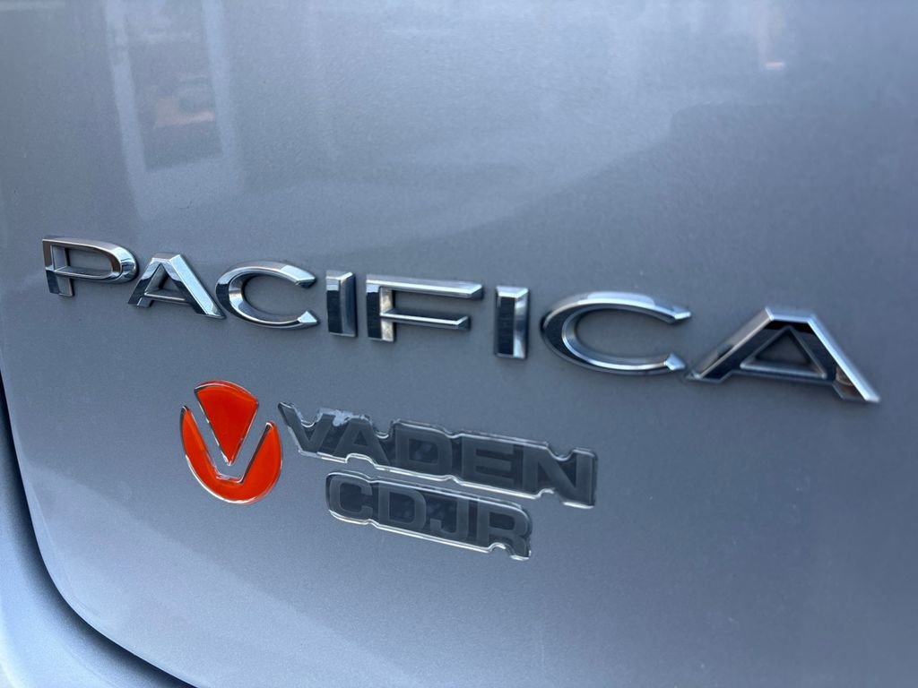 Used 2024 Chrysler Pacifica Touring-L image 9