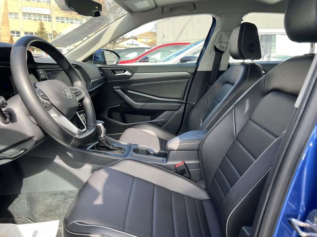 Certified 2023 Volkswagen Jetta SE w/ Panoramic Sunroof Package image 17