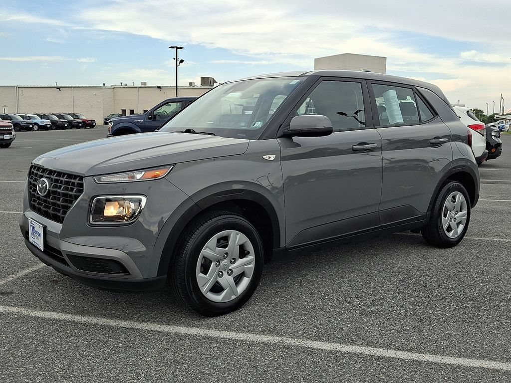 Used 2020 Hyundai Venue SE FWD image 3
