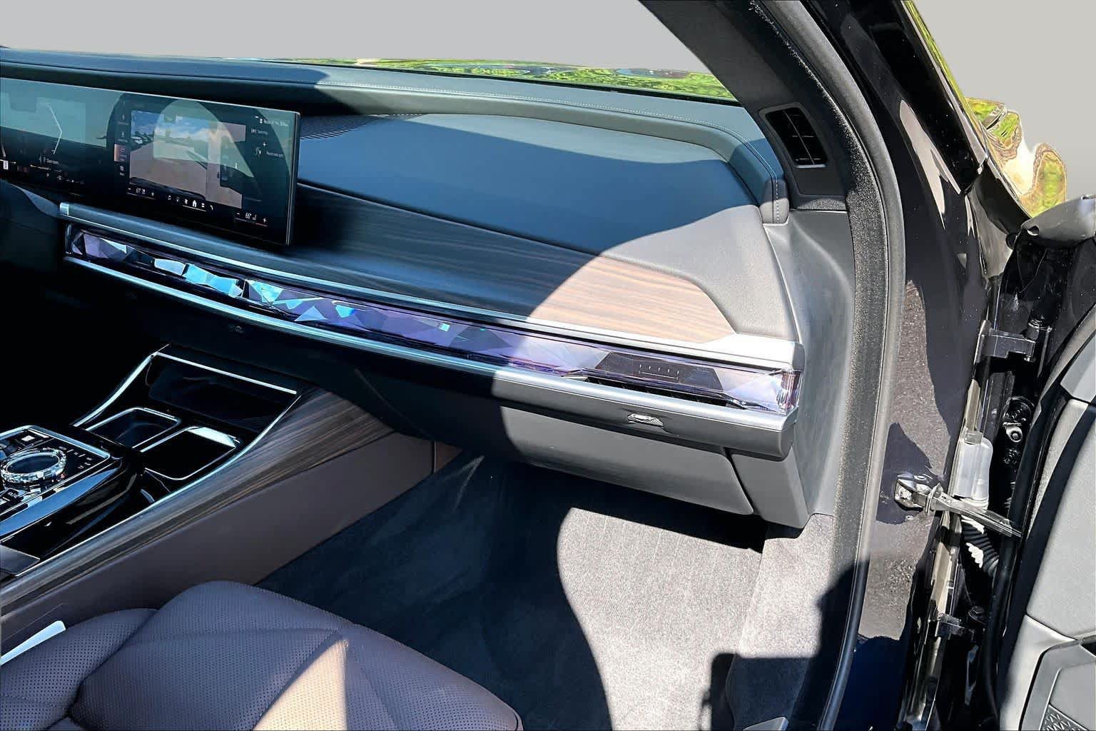 Used 2025 BMW 740i w/ Premium Package RWD image 18