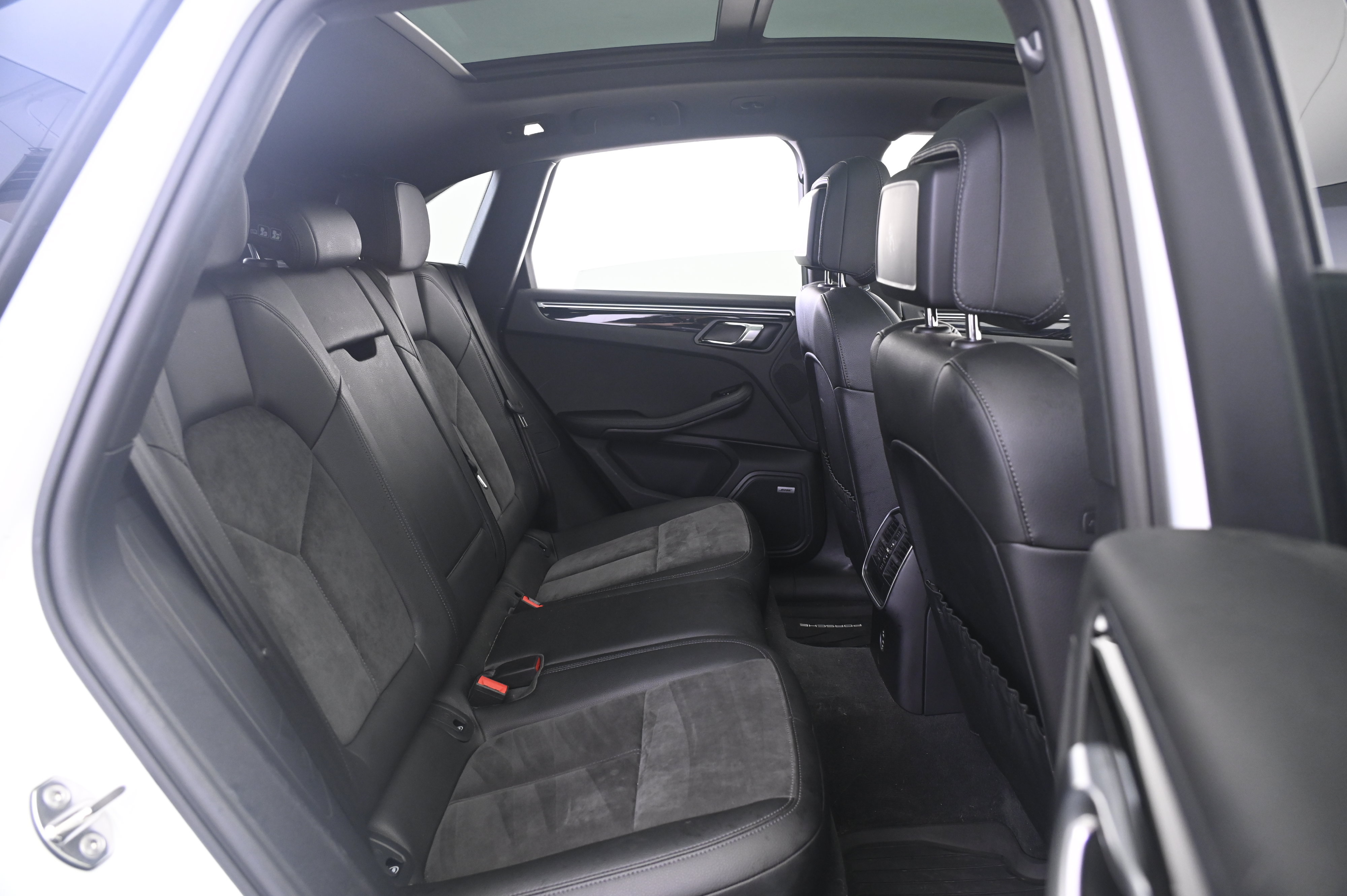 Used 2021 Porsche Macan AWD/4WD image 18