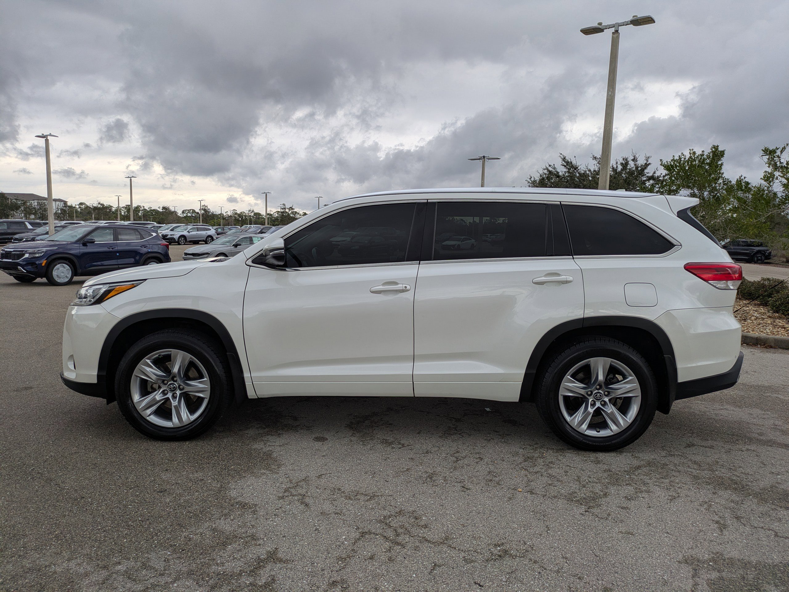 Used 2017 Toyota Highlander Limited image 8