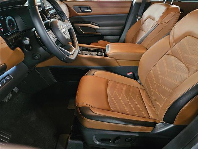 Used 2025 Nissan Pathfinder Platinum AWD/4WD image 16