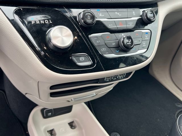 Used 2024 Chrysler Pacifica Select image 16