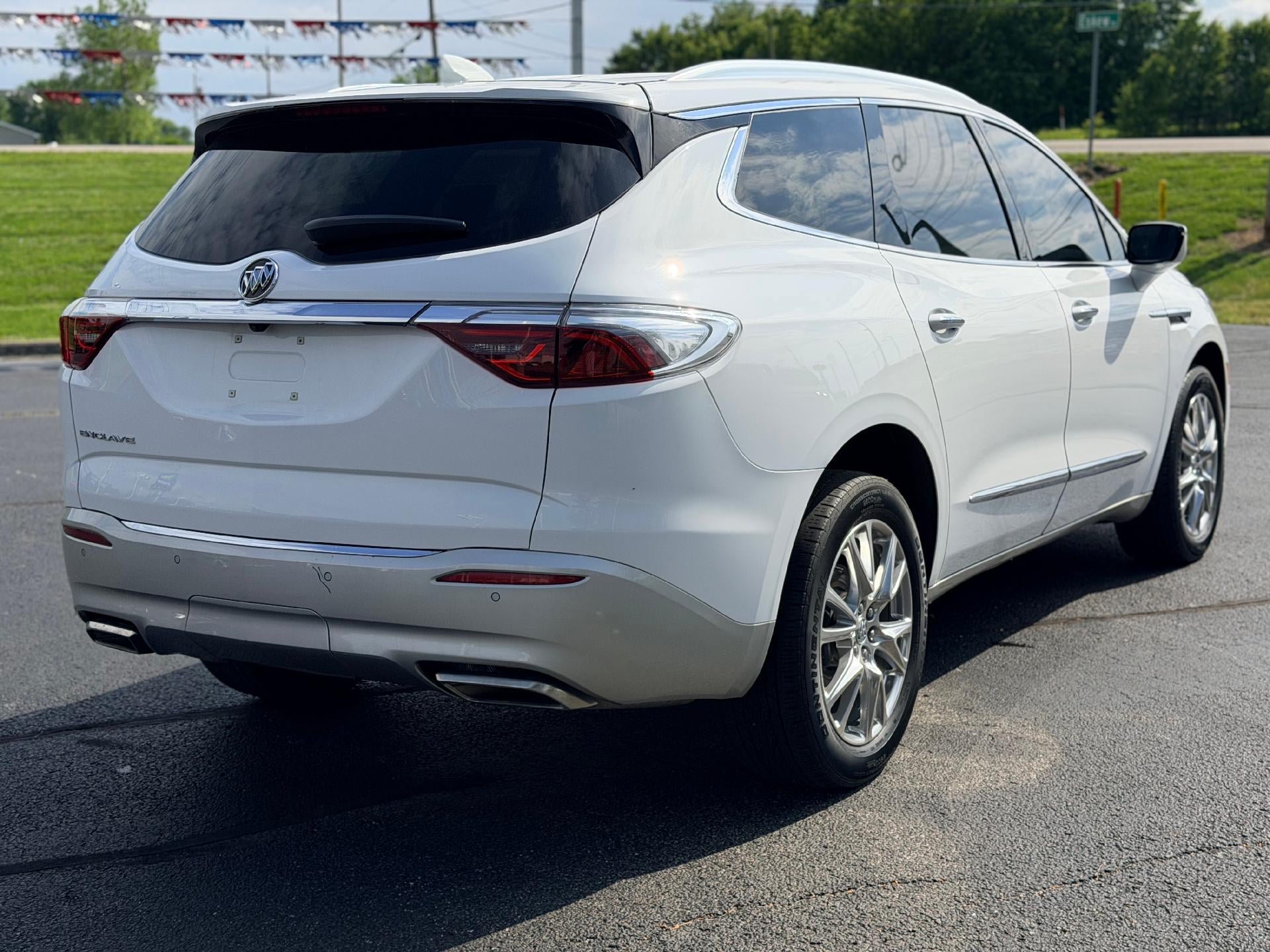 Used 2023 Buick Enclave Essence w/ Experience Buick Package FWD image 5