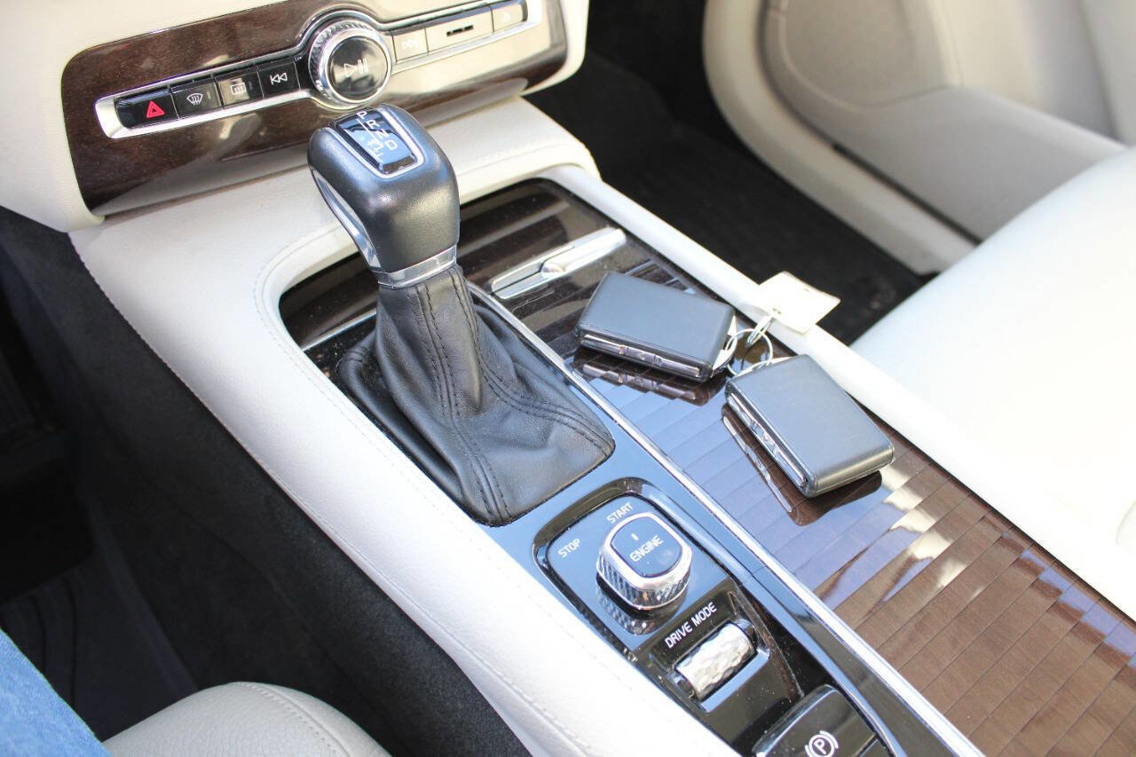 Used 2016 Volvo XC90 T6 Momentum w/ Momentum Plus Package image 17