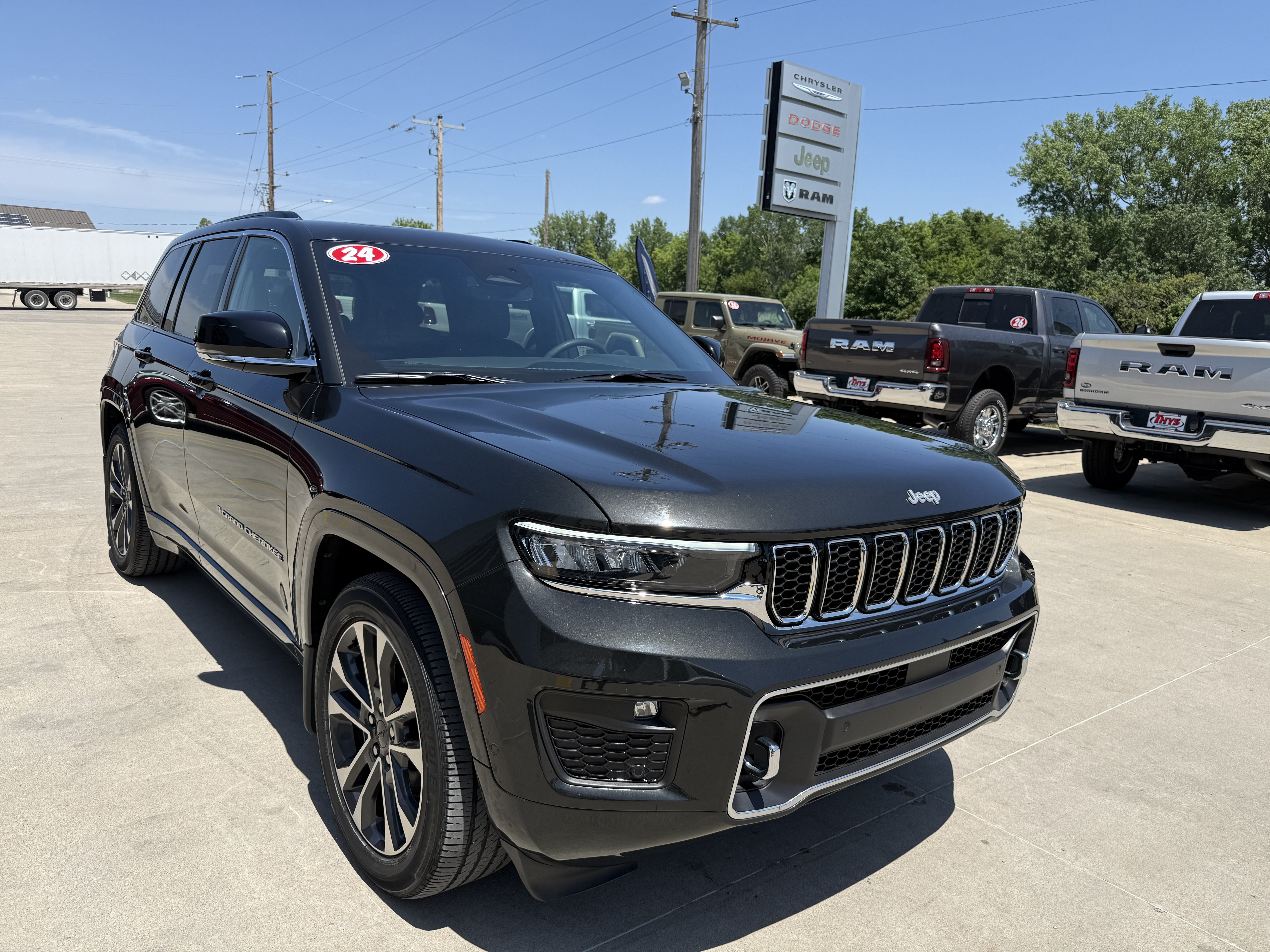 Used 2024 Jeep Grand Cherokee Overland w/ Trailer Tow Package AWD/4WD image 40