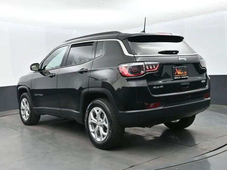 Used 2024 Jeep Compass Latitude AWD/4WD image 9