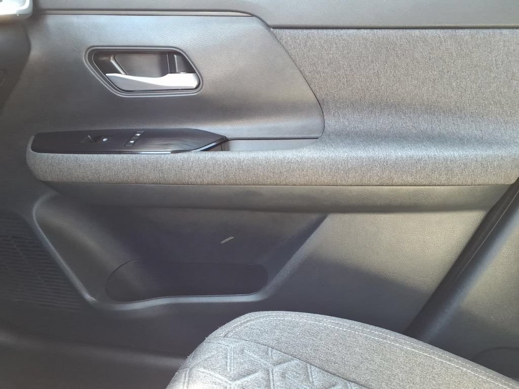 Used 2025 Nissan Kicks SV AWD/4WD image 23