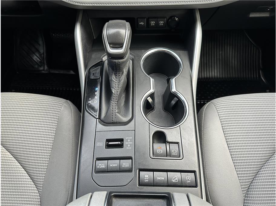 Used 2020 Toyota Highlander LE image 25