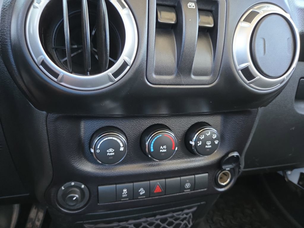 Used 2015 Jeep Wrangler Rubicon w/ Power Convenience Group image 19