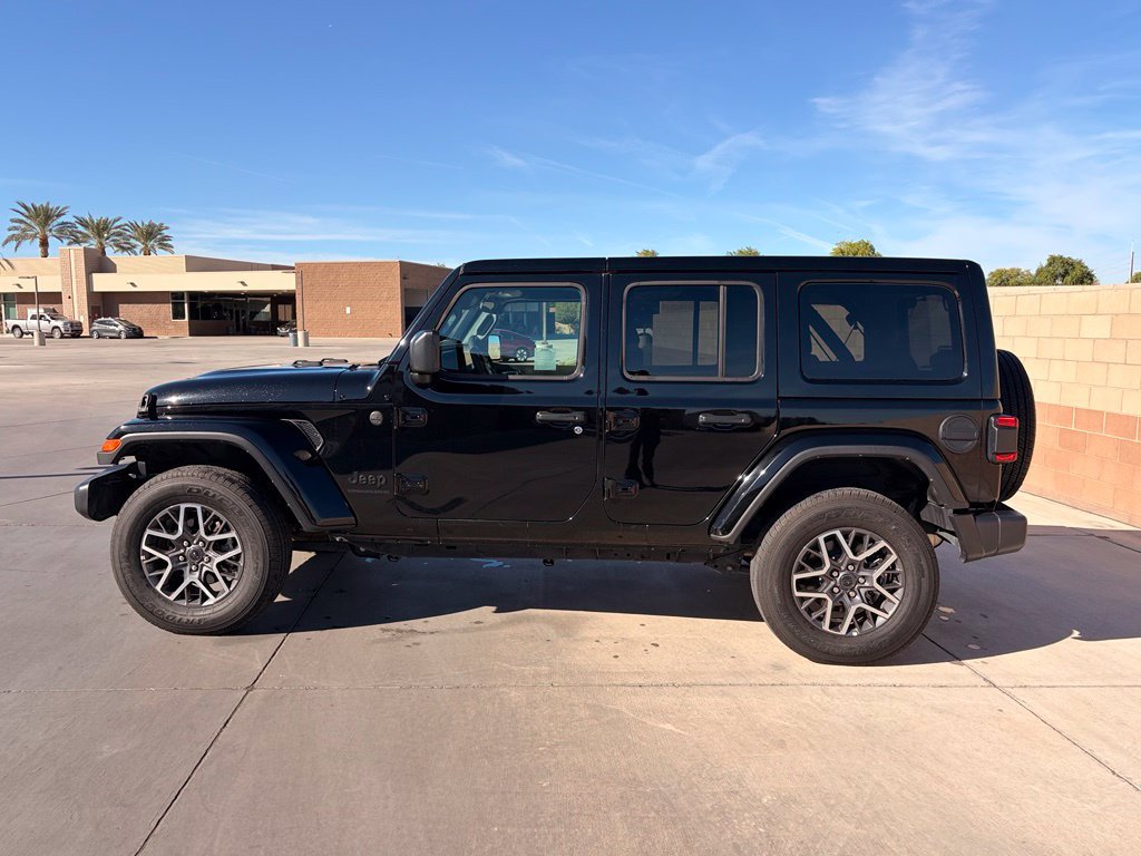 Used 2025 Jeep Wrangler Unlimited Sahara AWD/4WD image 11
