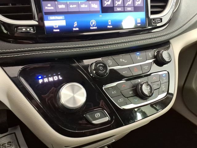 Used 2023 Chrysler Pacifica Touring-L image 19