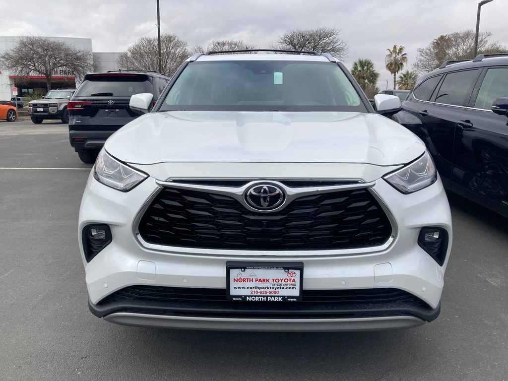 New 2026 Toyota Highlander Platinum AWD/4WD image 2