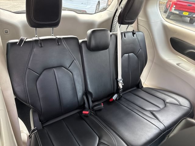 Used 2023 Chrysler Pacifica Touring-L FWD image 22
