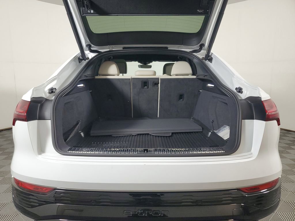 Used 2024 Audi Q8 e-tron Premium Plus image 8