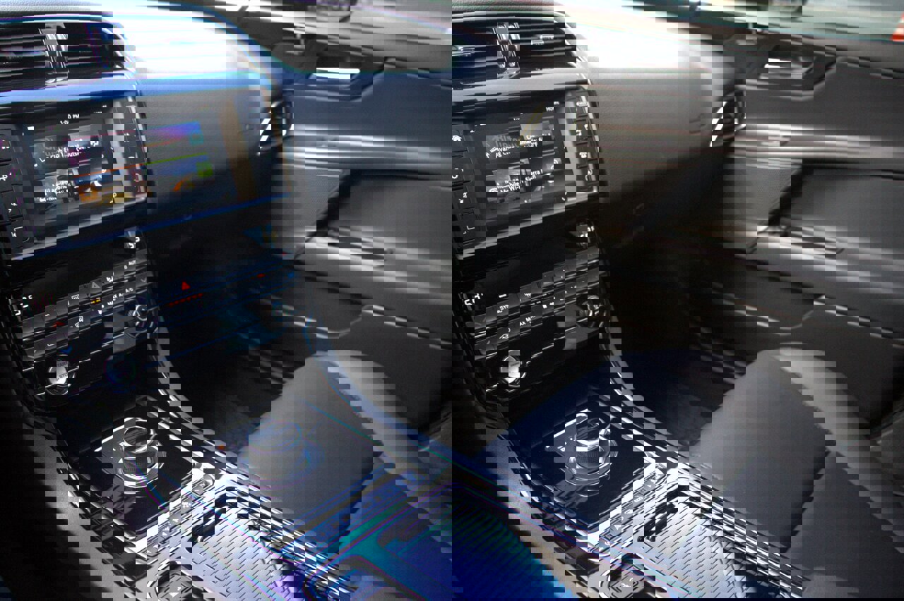 Used 2018 Jaguar XE Premium image 27