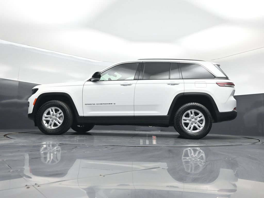 Used 2025 Jeep Grand Cherokee Laredo w/ Luxury Tech Group I AWD/4WD image 8