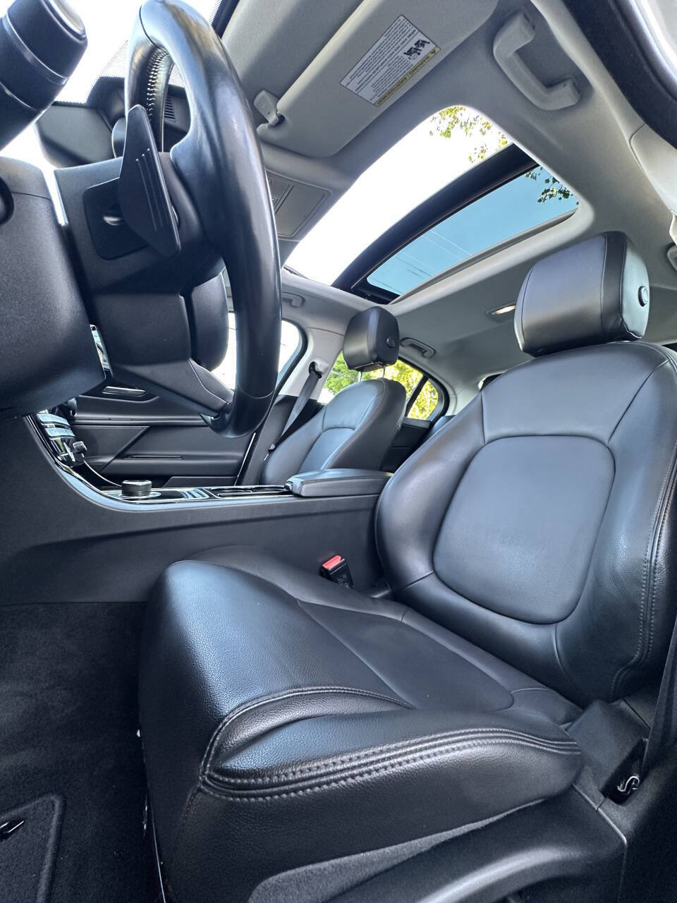 Used 2017 Jaguar XE Premium RWD image 8